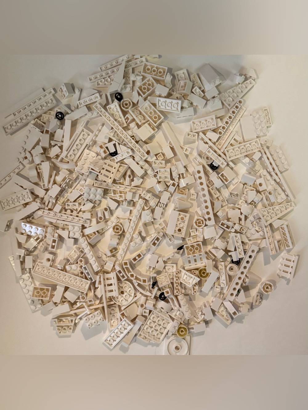 LEGO White Bulk Lot – Bricks, Plates, Technic & Mixed Parts – 200+ Pieces